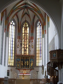 Foto vom Altarraum in St. Salvator in Nördlingen