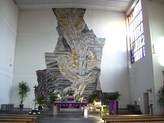 Foto vom Altarraum in Maria Königin in Nürnberg-Kornburg