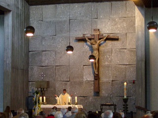 Foto vom Altarraum der Kirche Mutter vom Guten Rat in Nürnberg-Moorenbrunn