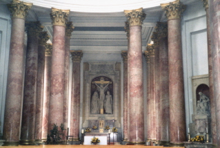 Foto vom Altarraum in St. Elisabeth in Nürnberg