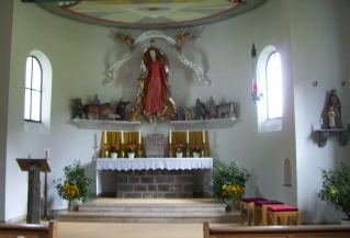 Foto vom Altarraum in Maria Schutz in Graswang