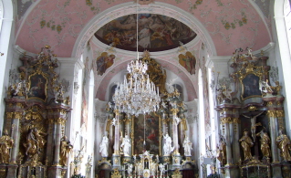 Foto vom Altarraum in St. Peter und Paul in Oberammergau