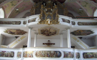 Foto der Fresken über der Orgelempore in St. Peter und Paul in Oberammergau