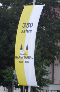 Foto einer Fahne zum 350-jährigen Bestehen der Basilika Maria Taferl