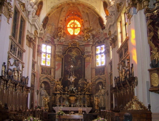 Foto vom Altarraum der Stiftskirche Mariä Himmelfahrt in Dürnstein