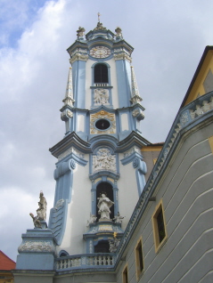 Foto vom blauen Turm der Stiftskirche Mariä Himmelfahrt in Dürnstein