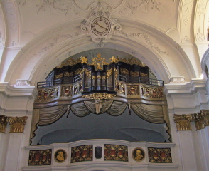 Foto der Orgel in der Stiftskirche Mariä Himmelfahrt in Dürnstein