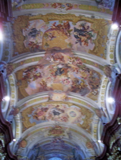 Foto der Langhausfresken in der Stiftskirche Melk