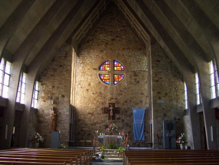 Foto vom Altarraum in Maria Königin des Friedens in Osnabrück