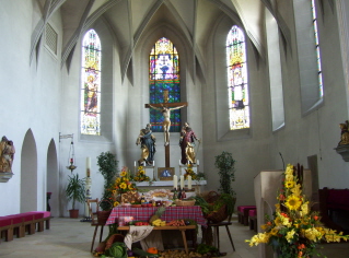 Foto vom Altarraum in St. Peter und Paul in Unterschneidheim