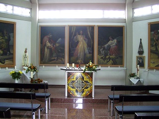 Foto vom Altarraum der Barmherzigkeitskapelle in Paderborn