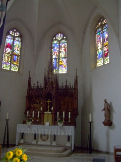 Foto vom Altarraum in Mariä Himmelfahrt in Peckelsheim