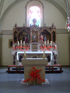 Foto vom Altar in St. Marien in Paderborn-Neuenbeken