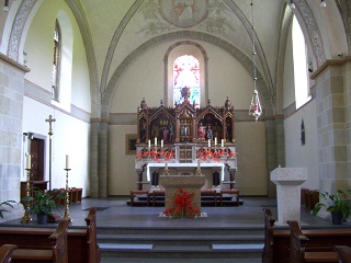 Foto vom Altarraum in St. Marien in Paderborn-Neuenbeken