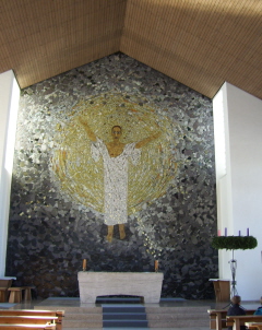 Foto vom Altarraum der Kirche Auferstehung unseres hernn Jesus Christus in Hohenpeissenberg