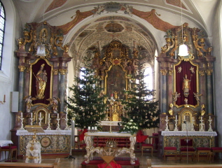Foto vom Altarraum in St. Blasius in Zuchering
