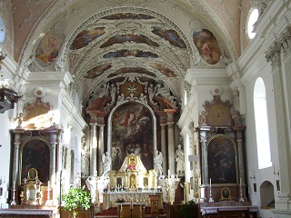 Foto vom Altarraum in der Marienwallfahrtskirche Gartlberg in Pfarrkirchen