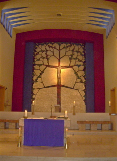 Foto vom Altarraum der Herz-Jesu-Kirche in Pforzheim