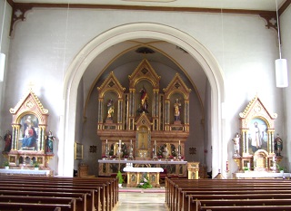 Foto vom Altarraum in St. Georg in Großköllnbach