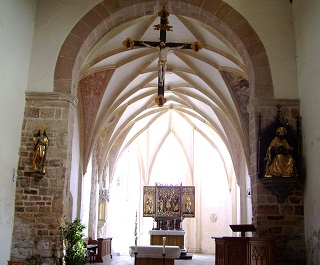 Foto vom Altarraum in St. Jakob in Plattling