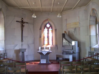 Foto vom Altarraum in der Ottilienkapelle in Plochingen