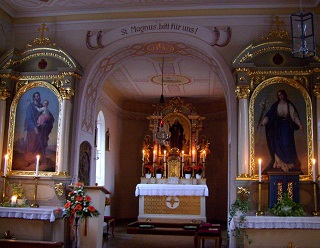 Foto vom Altarraum in St. Magnus in Schorn