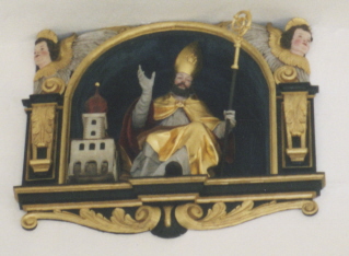 Foto vom Wolfgangsrelief in der Wallfahrtskirche St. Wolfgang am Stein