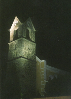 Foto vom beleuchteten Turm der Wolfgangskirche