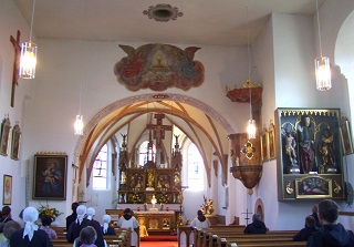 Foto vom Altarraum in St. Bartholomäus und Dionysius in Aufhausen