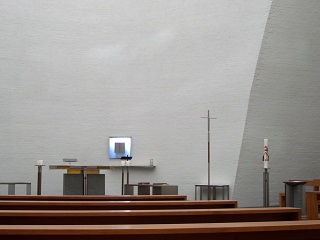 Foto vom Altarraum in St. Franziskus in Burgweinting