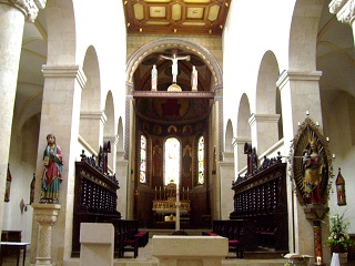 Foto vom Altarraum der Schottenkirche St. Jakob in Regensburg
