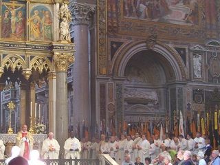 Foto der Kolpingsbanner im Lateran