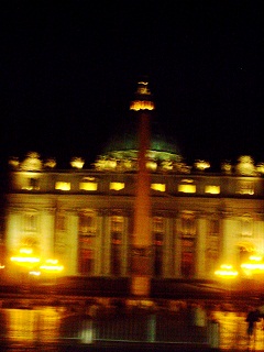 Foto vom Petersdom bei Nacht