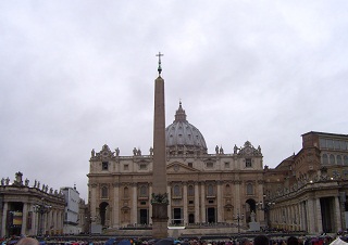 Foto vom Petersdom mit Obelist