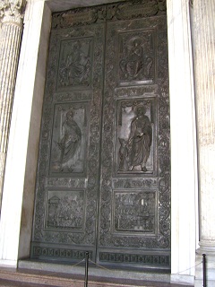 Foto von einem Eingang in den Petersdom
