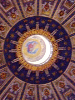 Foto der Weltkugel in der Kuppel des Petersdoms