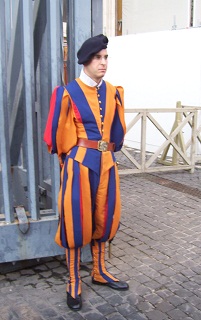 Foto von einem Schweizer Gardist auf dem Petersplatz im Vatikan