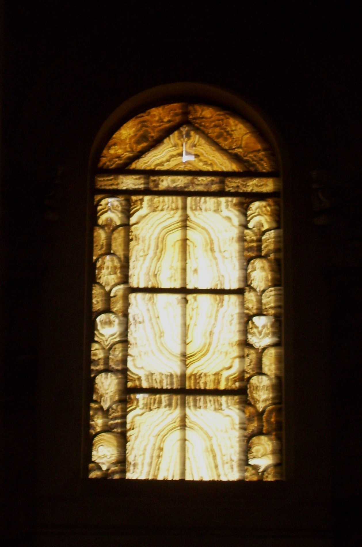 Foto der Alabasterfenster in Sankt Paul vor den Mauern in Rom