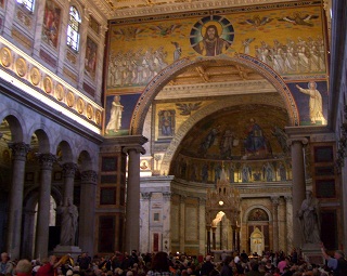 Foto vom Kirchenschiff von Sankt Paul vor den Mauern in Rom