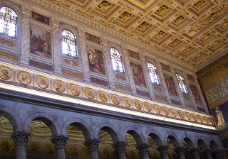 Foto der P&auml;pstegalerie in Sankt Paul vor den Mauern in Rom