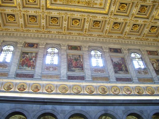 Foto der Päpstegalerie in Sankt Paul vor den Mauern in Rom