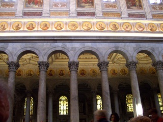 Foto der Päpstegalerie in Sankt Paul vor den Mauern in Rom