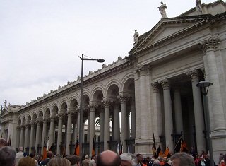 Foto der Säulenhalle von Sankt Paul vor den Mauern in Rom