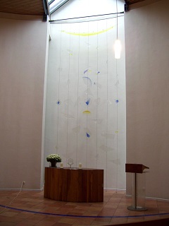 Foto vom Altarraum in der Apostelkirche in Rosenheim