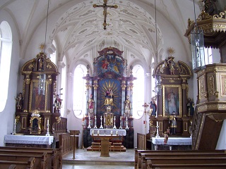Foto vom Altarraum in St. Martin in Happing