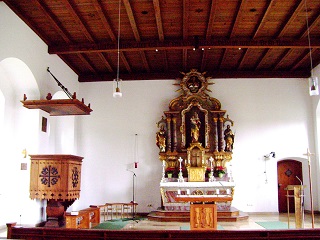 Foto vom Altarraum der Kirche Heilige Familie in Rosenheim