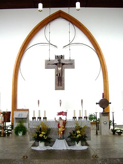 Foto vom Altarraum im neuen Teil von St. Maria in Roth