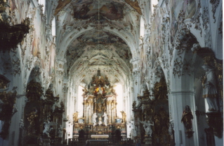 Foto vom Altarraum in Mariä Geburt in Rottenbuch
