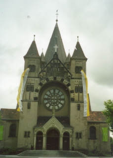 Foto von Herz-Jesu und dem Kloster am Rande der Stadt in Saarbrücken