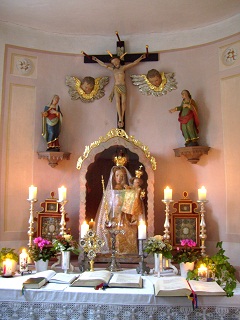 Foto vom Altar der Kapelle Zum Heiligen Kreuz in Asbach